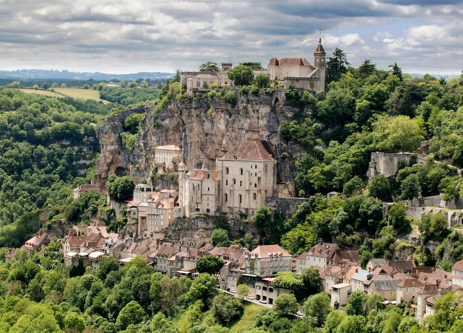 La cité de Rocamadour accrochée à sa falaise